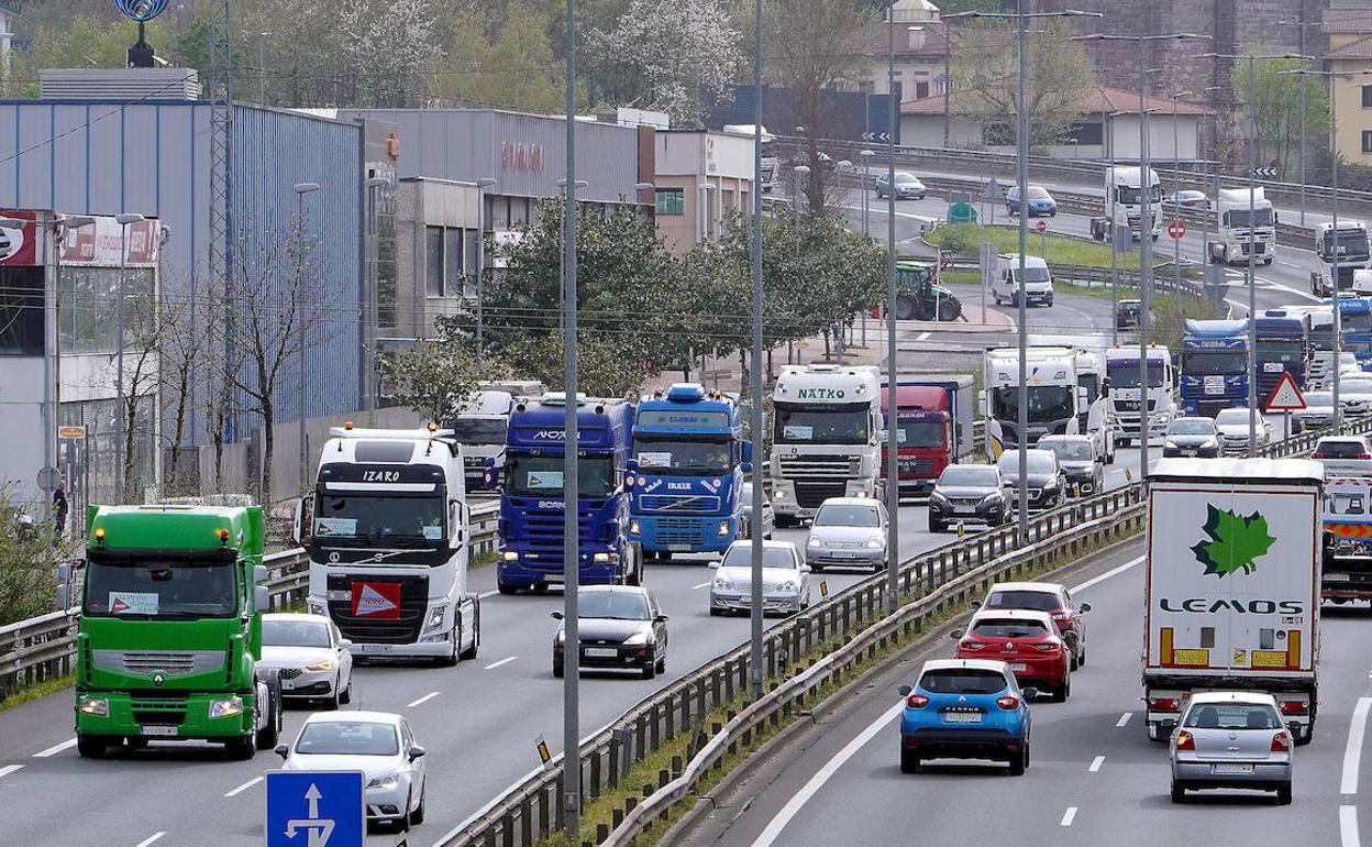 Transportistas de Hiru ralentizan el tr fico en la N I con una